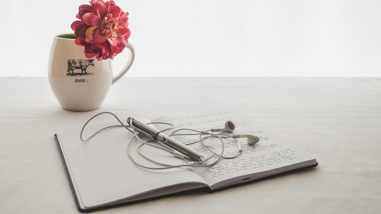 Antara Headset Bluetooth dan Kabel, Mana yang Lebih Aman?